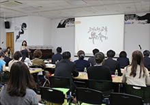 평생학습 수업을 듣고잇는 학부모 사진입니다.